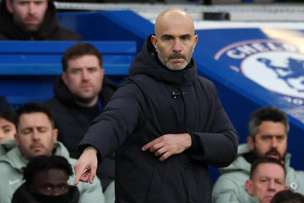 HLV căng thẳng chỉ tay trong trận đấu Man City hòa Chelsea.